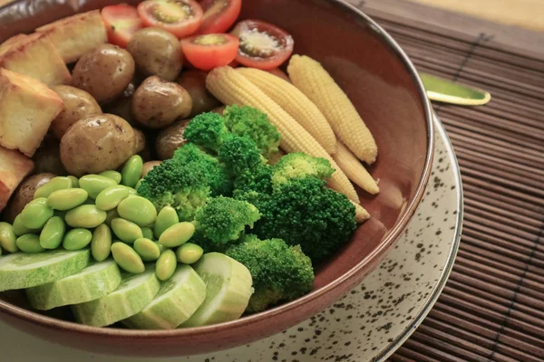 枝豆とビーガン仏ボウル チェリートマト キュウリ 赤ちゃんジャガイモ トウモロコシ テーブルの上に豆腐 — ストック写真