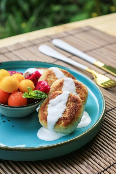 Vegan Tofu Sýrové Palačinky Modrém Talíři Čerstvým Tropickým Ovocem Kokosovým — Stock fotografie