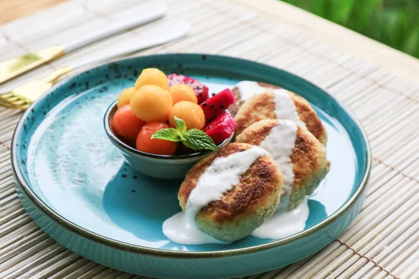 Vegan Tofu Sýrové Palačinky Modrém Talíři Čerstvým Tropickým Ovocem Kokosovým — Stock fotografie