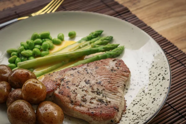 Bistecca Tonno Alla Griglia Servita Con Asparagi Patate Arrosto Fagioli — Foto Stock