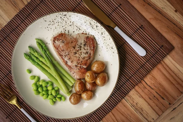 Bistecca Tonno Alla Griglia Servita Con Asparagi Patate Arrosto Fagioli — Foto Stock