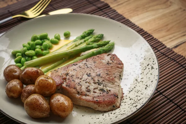 Filete Atún Parrilla Servido Con Espárragos Papas Asadas Judías Edamame — Foto de Stock