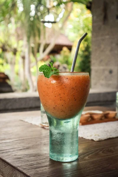 Papaya Smoothie Üvegben Asztalon Trópusi Kávézóban — Stock Fotó