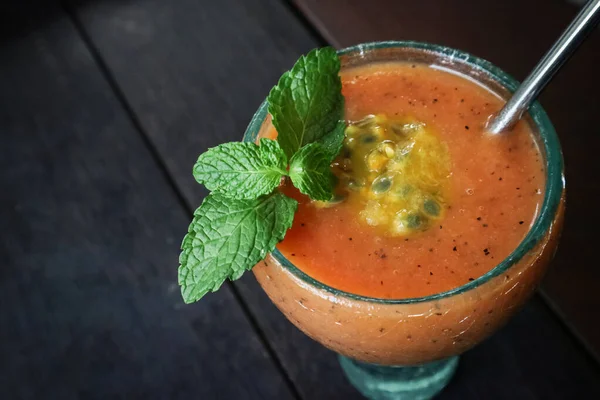 Papaya Smoothie Golgotavirág Gyümölcs Üvegben Asztalon Trópusi Kávézóban — Stock Fotó