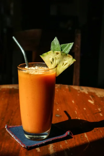 Papaya Smoothie Üvegben Asztalon Trópusi Kávézóban — Stock Fotó