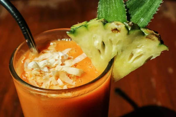Tropikal Kafedeki Masada Camlı Papaya Smoothie — Stok fotoğraf