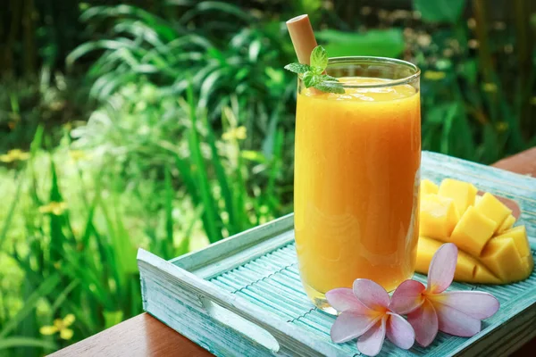 Mango Smoothie Glas Mit Bambus Trinkhalmen Auf Holztisch Freien Nahaufnahme — Stockfoto