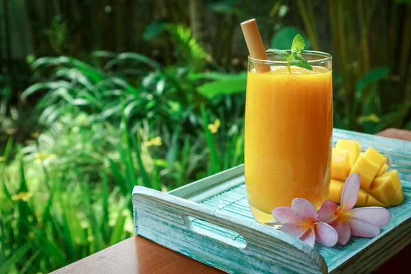 Mango Smoothie Dalam Gelas Dengan Sedotan Bambu Atas Meja Kayu — Stok Foto