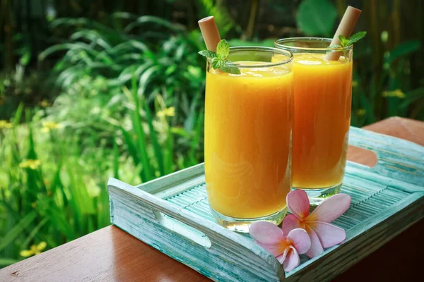 Mango Smoothie Glas Met Bamboe Drinkrietjes Houten Tafel Buiten Close — Stockfoto