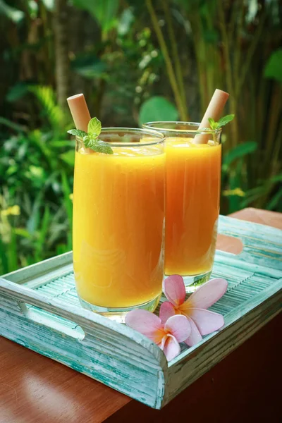 Mango Smoothie Dalam Gelas Dengan Sedotan Bambu Atas Meja Kayu — Stok Foto