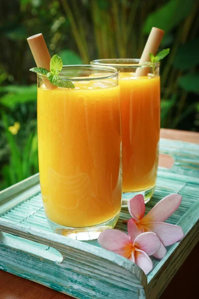 Mango Smoothie Glas Met Bamboe Drinkrietjes Houten Tafel Buiten Close — Stockfoto
