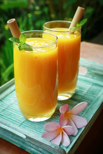 Mango Smoothie Glas Met Bamboe Drinkrietjes Houten Tafel Buiten Close — Stockfoto