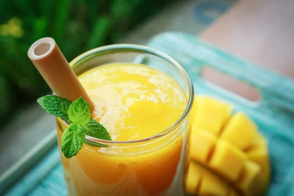 Mango Smoothie Glas Met Bamboe Drinkrietjes Houten Tafel Buiten Close — Stockfoto