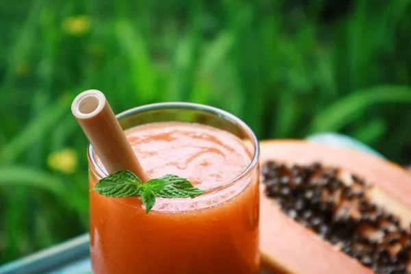 Papaya Smoothie Glas Met Bamboe Drinkrietjes Houten Tafel Buiten Close — Stockfoto