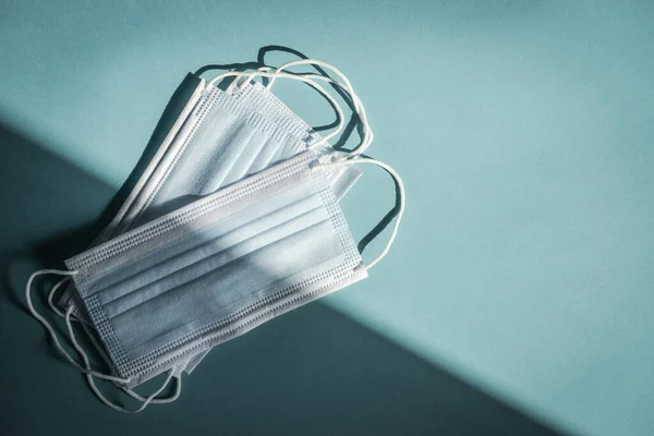 Typische Masken Mit Gummi Ohrenbändern Auf Blauem Hintergrund Draufsicht Schutzkonzept — Stockfoto