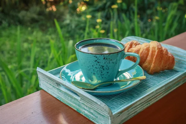 Cup Coffee Croissant Blue Bamboo Tray Outdoor Closeup — Stock Photo, Image