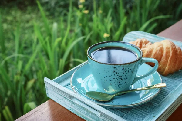 Taza Café Con Croissant Bandeja Bambú Azul Aire Libre Primer —  Fotos de Stock