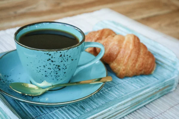 Egy Csésze Kávé Croissant Kék Bambusz Tálcán Szabadban Közelkép — Stock Fotó