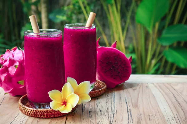 Dragon Fruit Smoothie Glas Tafel Tropisch Cafe Buiten — Stockfoto