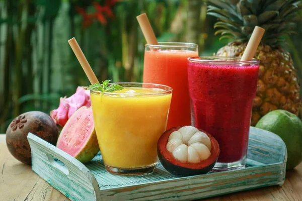 Frullati Frutta Del Drago Papaia Mango Bicchieri Con Cannucce Bambù — Foto Stock