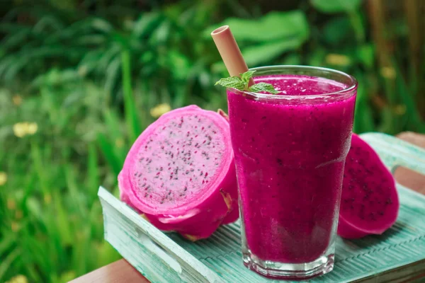 Dragon Fruit Smoothie Glas Tafel Tropisch Cafe Buiten — Stockfoto