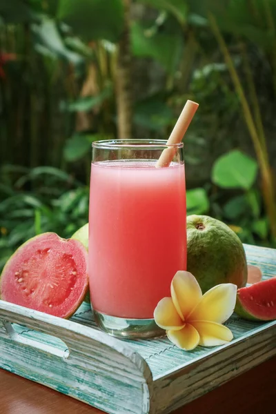 Guava Smoothie Glas Met Bamboe Drinkstro Verse Guava Dienblad Outdoo — Stockfoto
