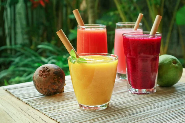 Drakenfruit Papaja Mango Smoothies Glazen Met Bamboe Drinkrietjes Vers Tropisch — Stockfoto