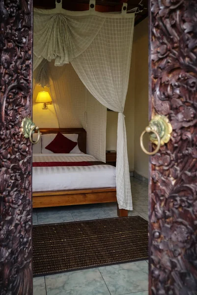Традиционная Балийская Кровать Навесом Вид Через Отверстие Резных Дверей — стоковое фото
