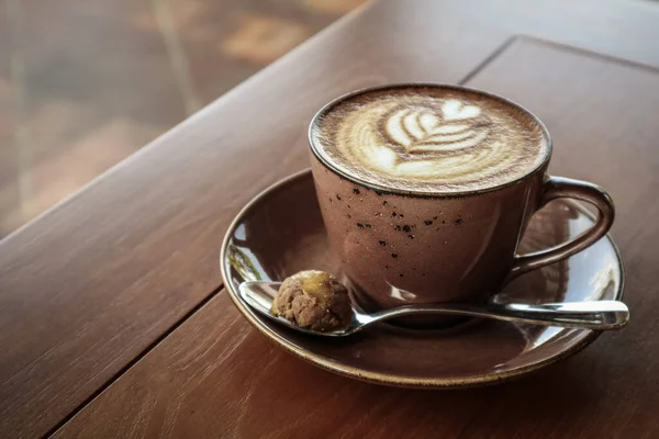 Bir Fincan Kahve Üzerinde Latte Resmi Olan Ahşap Masa Üst — Stok fotoğraf