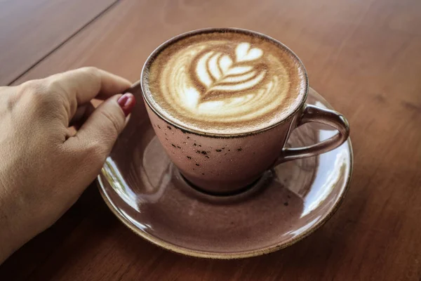 Secangkir Kopi Dengan Seni Latte Atas Meja Kayu Closeup — Stok Foto