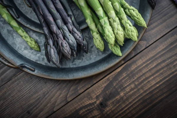 Comestible Tiges Crues Asperges Sur Plateau Sur Fond Bois Vue — Photo