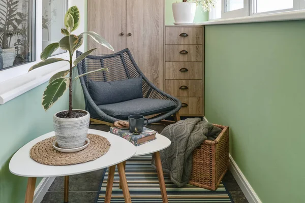 Interieur Van Gezellig Balkon Met Groene Muren Zithoek Met Tapijt — Stockfoto