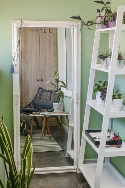 Innenraum Eines Gemütlichen Balkons Mit Grünen Wänden Sitzecke Mit Teppich — Stockfoto