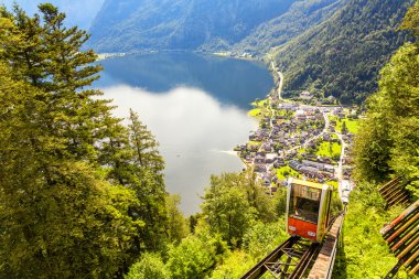Ha tarafından teleferik kabinli Hallstatt Köyü'nde üst görünümü