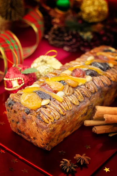 Traditional Christmas fruit cake with festive decorations and Xm — Stock Photo, Image