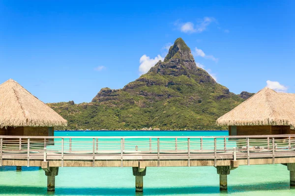 Vista a la montaña de Otemanu y bungalows tradicionales sobre el agua —  Fotos de Stock