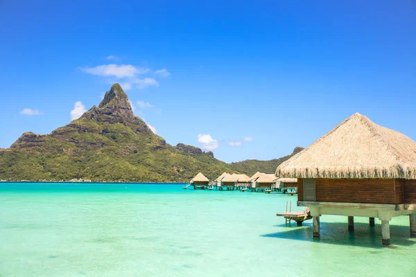 Bungalows sobre el agua con escalones hacia la increíble laguna verde — Foto de Stock