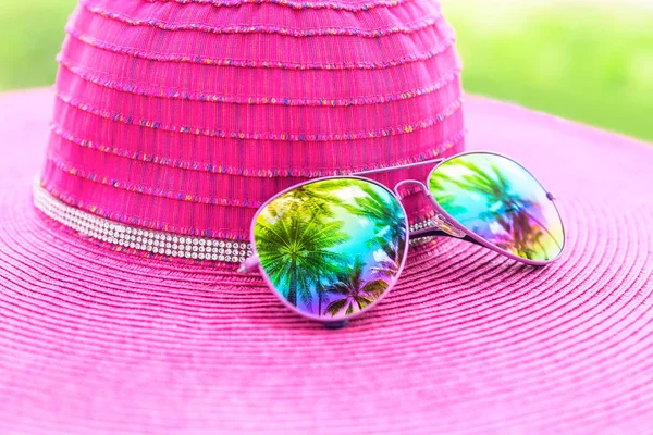 Pembe yaz şapka ve palmiye ağacı reflectio ile renkli Güneş gözlükleri — Stok fotoğraf