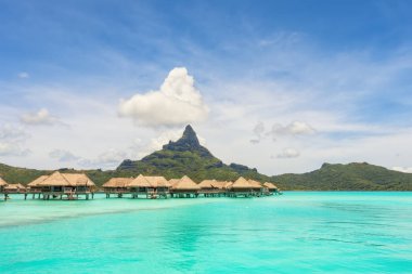 Bora Bora Isla, su bungalov şaşırtıcı içine yeşil lagün üzerinde