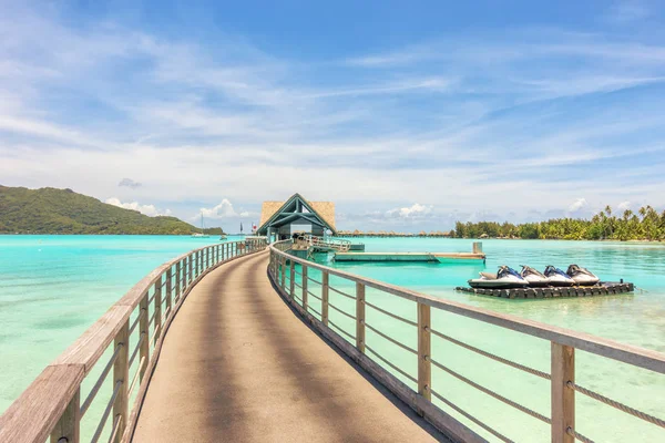 Sobre bungalows de agua en increíble laguna verde en Bora Bora isla — Foto de Stock
