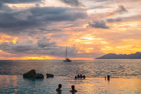 Σιλουέτες των ανθρώπων στην πισίνα γιορτάζει φαράγγια ηλιοβασίλεμα — Φωτογραφία Αρχείου