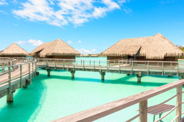 Traditionelle Over-Water-Villen an einer tropischen Lagune aus Bora Bora — Stockfoto