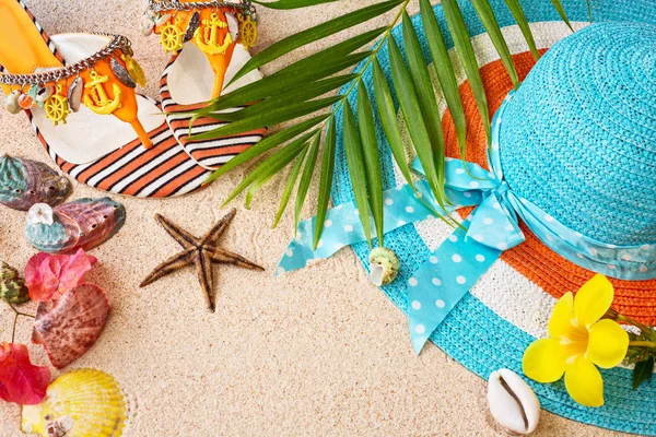 凉鞋、 帽子和海上航行器壳体贴敷在沙滩上。夏季海滩概念 — 图库照片