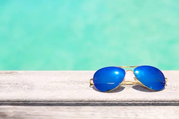 ウッドデッキ、夏の休日の概念にブルーのサングラス — ストック写真