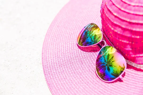 Grande cappello estivo rosa e occhiali da sole colorati con palma ref — Foto Stock