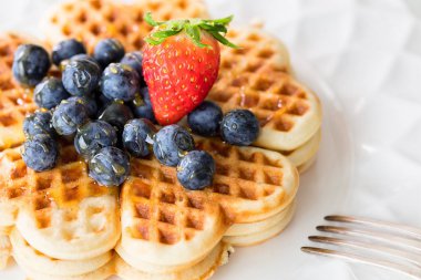 Taze ev yapımı kalp şekli waffle yaban mersini ve strawber ile