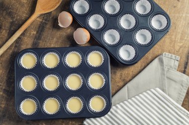 Cupcake tereyağı içinde metal tepsi, fırında olmaya hazır 