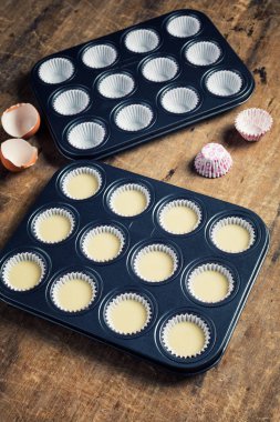 Cupcake tereyağı içinde metal tepsi, fırında olmaya hazır 