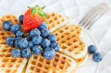 Taze ev yapımı kalp şekli waffle yaban mersini ve strawber ile