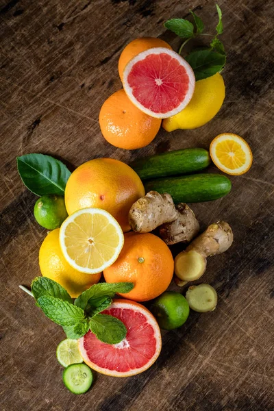 Raw fruit whole and cut on wooden background, as a lemon, grapef — Stock Photo, Image